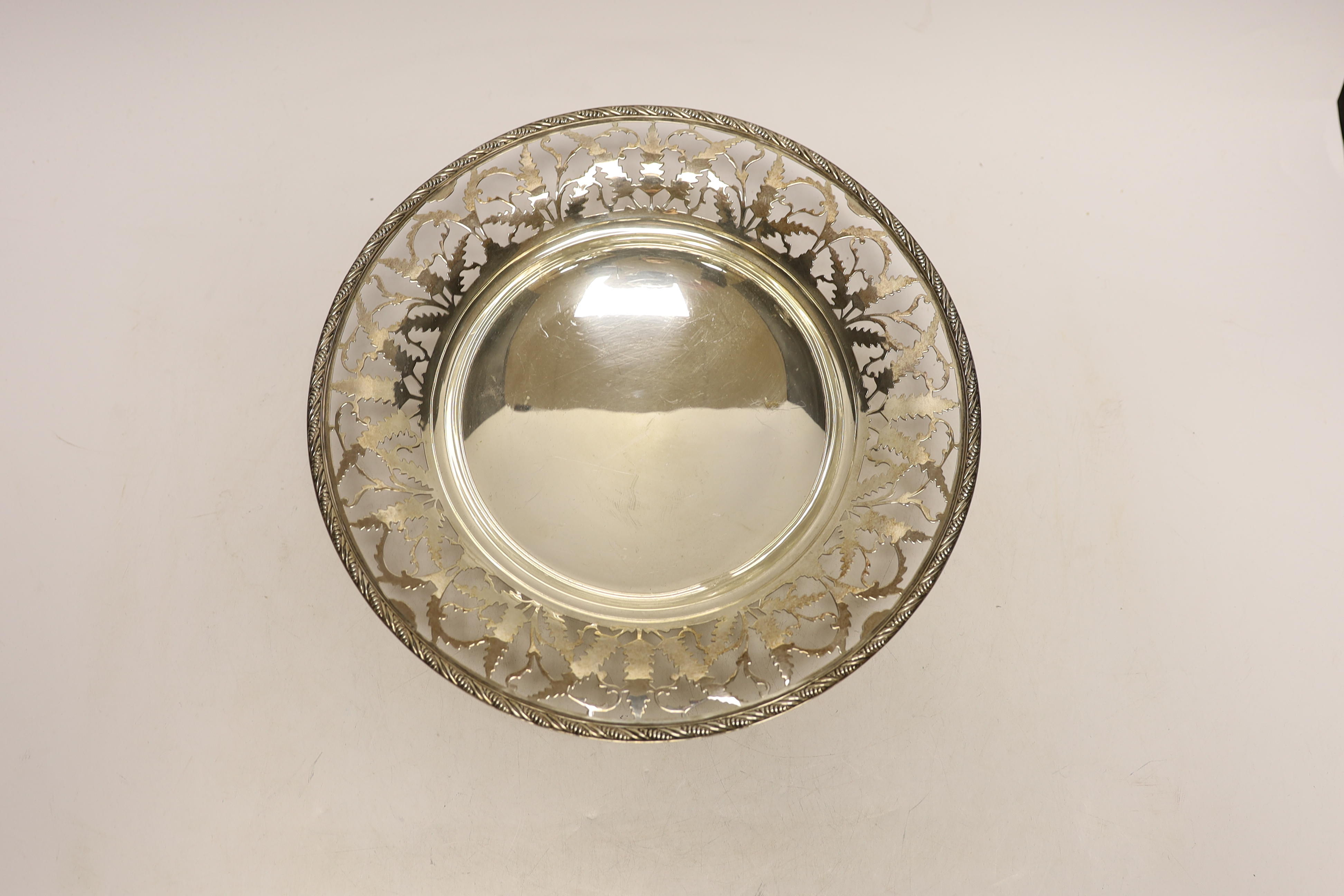 A George VI silver pierced fern pattern pedestal dish, Selfridge & Co Ltd, Birmingham, 1937, diameter 26.8cm, 16.5oz.